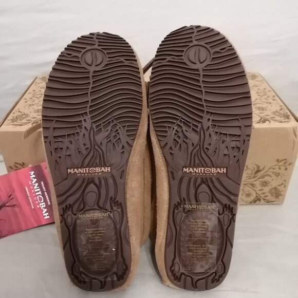 🇨🇦 New-In-Box Manitobah Mukluks Sunshine Moccasin (Suede) in Oak, NWT - Picture 3 of 6
